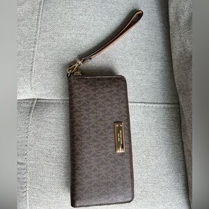 Michael Kors Wallet with Removable Wrist Strap 😍